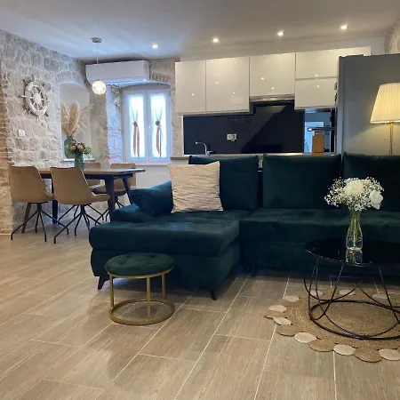 **stone House ** Center ** Old Town Apartment *