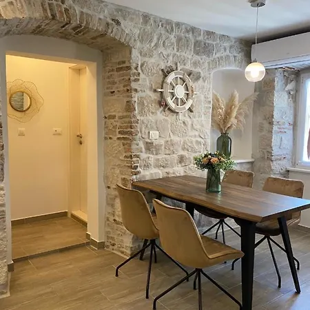 Apartment **stone House ** Center ** Old Town