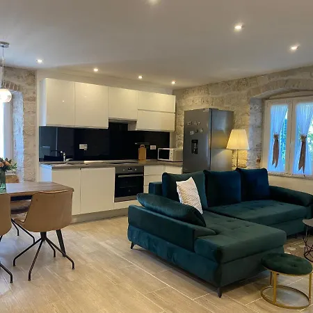 **stone House ** Center ** Old Town Apartment
