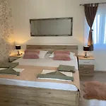 **stone House ** Center ** Old Town Appartement