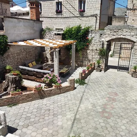 **stone House ** Center ** Old Town * טרוגיר