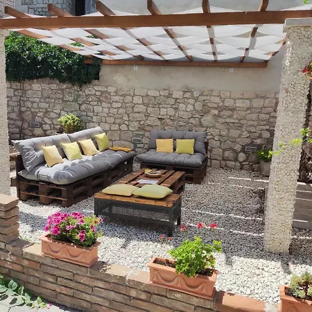 **stone House ** Center ** Old Town * טרוגיר