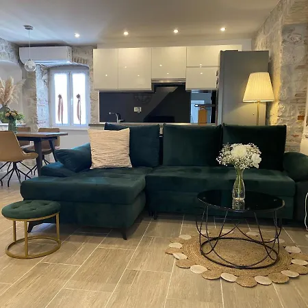 **stone House ** Center ** Old Town דירה